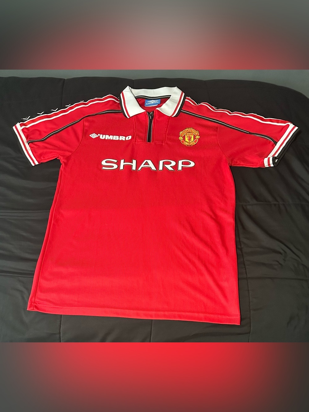 Umbro Red Manchester United Short-Sleeve Football Jersey with White Trim